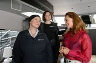 WaPo Bodensee – Nele (Floriane Daniel, l.) und Julia (Wendy Güntensperger, M.) befragen Tina Niemann (Sarah Maria Besgen, r.) zu „Dreams for Sale“.