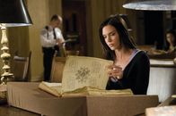 The Unborn – Casey Beldon (Odette Yustman) studiert im antiken Buch der Spiegel die Lehre der Kabbala, um mehr über den dämonischen Dibbuk zu erfahren.