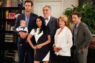 9JKL – v.l.n.r.) Eve (Liza Lapira, Mitte); Judy (Linda Lavin, r.)