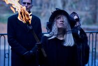Breaking Even – Victoria Lindemann (Sandra Borgmann) ist in Trauer um ihre Eule "Cevir".