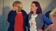 Andere Eltern – Die vermisst geglaubte Ini (Johanna Gastdorf, l.) taucht wieder auf, aber die Freude ist vorbei, als ihr die schreckliche Neuigkeit von ihrer Tochter Nina (Lavinia Wilson, r.) mitgeteilt wird.