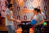Call Me Kat – Oscar (Christopher Rivas, l.); Kat (Mayim Bialik, r.)
