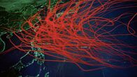 Im Angesicht des Sturms – Die Karte zeigt die GFX-Akkumulation der Zugbahnen tropischer Stürme entlang der Typhoon Alley im Verlauf von 20 Jahren. Seit 2000 gab es 94 Super-Taifune in der Taifun-Allee. (National Geographic)