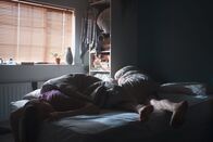 Snooze – Super-Snoozing: Ciara Cramer als Schlafende, Aaron Collins als Schlafender