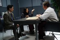 Fresh off the Boat – Während Jessicas (Constance Wu, M.) Einbürgerungsinterview enthüllt sie schockierende Details aus ihrer Vergangenheit, von denen nicht mal Louis (Randall Park, l.) wusste. Doch was wird Doug (Zachary Knighton, r.) dazu sagen?