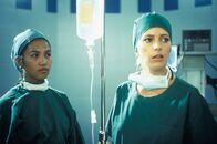 Klinik unter Palmen – (v.li.) Buntarik Tasanarong (Jasmin), Karin Thaler (Dr. Sylvia Rembach).