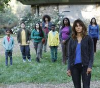 Extant – Molly (Halle Berry, vorne r.) bekommt einen Einblick in die Geschichte und das eigentliche Wesen der Außerirdischen. Aber kann sie dem wirklich Glauben schenken?; Molly (Halle Berry, vorne r.) bekommt einen Einblick in die Geschichte und das eigentliche Wesen der Außerirdischen. Aber kann sie dem wirklich Glauben schenken?