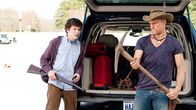 Zombieland – Der schüchterne Columbus (Jesse Eisenberg, l.) und der knallharte Tallahassee (Woody Harrelson, r.) haben sich zusammengeschlossen, um gemeinsam gegen die Zombies mit allen Mitteln anzukämpfen.