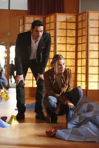 Lucifer – Mehrere Messerstechereien beschäftigen Chloe (Lauren German, r.). Unterdessen bringt Lucifer (Tom Ellis, l.) diese Tat sofort mit dem Verschwinden eines mächtigen Schwertes in Verbindung und ermittelt auf eigene Faust ...