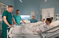 In aller Freundschaft – Dr. Heilmann und Dr. Kaminski haben keine guten Nachrichten. Sie konnten Ava Heise keine Niere von Marvin Lüttke transplantieren, da bei seiner Niere ein Tumor an der Nebenniere entdeckt wurde. Für Avas besorgten Vater Henry bricht eine Welt zusammen. v.li.: Thomas Rühmann, Udo Schenk, Jörg Witte, Lara Feith, Marvin Linke