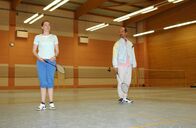Stromberg – Beim Betriebssport Badminton lernt Stromberg (Christoph Maria Herbst, r.) die attraktive Alex (Victoria Mayer, l.) kennen und mögen - doch die gegenseitige Zuneigung ist nicht von langer Dauer ...