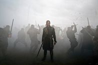 Macbeth – Macbeth (Michael Fassbender) mitten im Kampf