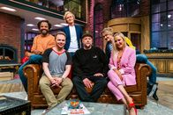 Halbpension mit Schmitz – v.l.n.r.) Simon Pearce; Ralf Schmitz; Pierre M. Krause; Smudo; Lisa Feller; Janine Kunze