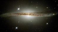 Spacetime – Das Hubble-Weltraumteleskop der NASA hat eine ungewöhnliche randständige Galaxie festhalten können und damit gezeigt, wie kollidierende Galaxien die Geburt neuer Sterne auslösen.