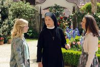 Um Himmels Willen – Lena Straubing (Lilian Prent, l.) will mit Hilfe von Schwester Hanna (Janina Hartwig, M.) ihre leibliche Mutter suchen. Ihre Adoptivmutter Katharina Straubing (Nikola Norgauer, r.) hat panische Angst, Lena zu verlieren.