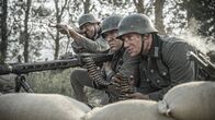 Hitlers letzter Widerstand – REENACTMENT- Ein deutsches Maschinengewehrnest bereitet sich auf den Angriff auf Soldaten des 8. US-Infanterieregiments im Hurtgenwald vor. Gespielt von: Petar Gatsby (von links nach rechts), Jonathan Woodhall und Christopher Formica. (Holdout II Productions Inc./Liam Herring)