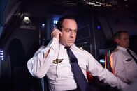Mayday - Alarm im Cockpit – Der Erste Offizier Bonin (gespielt von Ray Galletti) meldet über Funk die Position von Air France Flug 447. Es ist einer der letzten Funksprüche des Flugzeugs, bevor es spurlos im Atlantik verschwindet