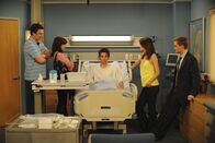 How I Met Your Mother – v.r.) mit ihrer Überraschungsparty für Ted (Josh Radnor, M.) auf dem Dach auf das Geburtstagskind warten, wird dieser von einer Ziege angefallen - und ins Krankenhaus eingeliefert ...