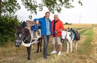 Landgenuss – Moderator Jens Hübschen und Profikoch Frank Brunswig sind unterwegs auf Genusstour. Ihr Ziel: schöne Gasthäuser in Rheinland-Pfalz kennenlernen. Eine kulinarische Reise zu Fuß und mit tierischer Begleitung. Zwei Esel zwingen die beiden, alles langsam anzugehen und sich Zeit zu nehmen für die schönen Dinge auf dem Weg zum Ziel. Jens Hübschen (li.) und Frank Brunswig mit den beiden Eseln.