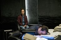 Tatort – Dort, wo Prof. Karl-Friedrich Boerne (Jan Josef Liefers, vorne) gerade ist, scheint es für alles ein Formular zu geben. Prof. Boerne ist verwirrt und erschöpft – Nadeshda Krusenstern (Friederike Kempter, hinten) wacht über ihn.