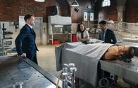 Elementary – Holmes (Jonny Lee Miller, l.) und Watson (Lucy Liu, M.) werden von Mycrofts Bekannter Lin Wen engagiert, um die Männer ausfindig zu machen, die sie töten wollen. Auch Detective Bell (Jon Michael Hill, r.) ermittelt und bringt bald Licht ins Dunkel ...
