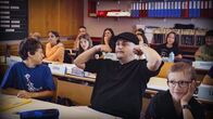Mission: EAZ – Mission: EAZ Wenn ein Rapper Französischunterricht gibt Staffel 1 Folge 2 Back to school: Rapper EAZ muss sich als Lehrer versuchen. Copyright: SRF