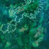 Die Erde aus dem All – Dutzende Flüsse winden sich durch den Amazonas-Dschungel in Peru.