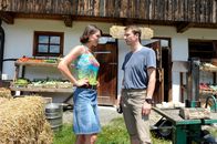 Der Bergdoktor – Klara (Nike Fuhrmann, l.) würde zu gerne Hans (Heiko Ruprecht, r.) zurückgewinnen.
