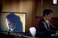 Die Frau im Nebel – Song Seo-rae (Tang Wei) steht unter Verdacht, ihren Mann ermordet zu haben. Jang Hae-joon (Park Hae-il) verhört die aus China stammende junge Frau mit Bedacht.