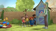 Paddingtons Abenteuer – L-R: Jonathan Brown, Judy Brown, Paddington, Mateo, Mr. Curry