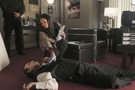 Castle – Lanie Parish (Tamala Jones, r.) untersucht die Leiche des bekannten Hundetrainers Francisco Pilar (Ed Francis Martin, liegend) und stellt schnell fest, dass dieser mit einer Schnur stranguliert wurde ...