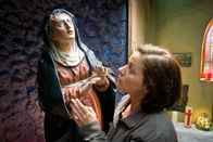 Das Wunder von Merching – Kathi (Jule Ronstedt) bemerkt, dass die Marienstatue zu weinen scheint. Ist das ein Wunder?