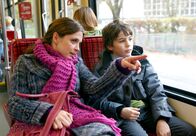 Manche mögen's glücklich – Lina (Julia Brendler) zeigt dem neu zugezogenen Tim (Jannis Michel) die schönen Seiten Freiburgs.