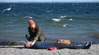 SOKO Wismar – Der Apnoetaucher Sören Hunke (Sönke Schnitzer) wird leblos am Strand entdeckt. Rechtsmedizinerin Dr. Helene Sturbeck (Katharina Blaschke) vermutet, dass er gestoßen wurde und mit dem Hinterkopf auf einen Stein gestürzt ist. Wer hatte ein Motiv, ihn aus dem Weg zu räumen?