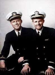 Damals in Amerika – Lt.(jg) John F. Kennedy (l.) und Ensign Joseph P. Kennedy (r.)