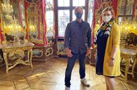 Tobis Städtetrip (HR) – Tobias Kämmerer mit Gästeführerin Luisa Trageser im Spiegelsaal des Schlosses.