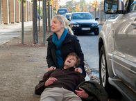 In aller Freundschaft – Tobias Metzer (Kai-Peter Gläser) hat nach einem Streit mit seiner Frau Nina (Sarah Becker) wutentbrannt die Klinik verlassen. An seinem Wagen bricht er zusammen - er hat einen zweiten Anfall, der ihn fast das Leben kostet.