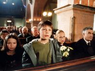 Mutter wider Willen – Sonja Arnold (Anica Dobra, 2. v. re.) und ihr Verlobter Karl Wolff (Michael Greiling, re.) sorgen sich nach dem Tod ihrer Schwester um deren verwaiste Kinder Nina (Ricarda Mattes, li.) und Max (Jonathan Beck, 2. v. li.).