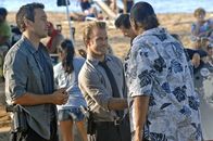 Hawaii Five-0 – Nachdem bei Steve (Alex O'Loughlin, l.) eingebrochen worden ist und dann auch noch seine Schwester entführt wurde, versucht er gemeinsam mit Danny (Scott Caan, M.), Chin und Kono alles, um sie zu finden. Doch wird Mamo (Al Harrington, r.) ihnen weiterhelfen können?; Nachdem bei Steve (Alex O'Loughlin, l.) eingebrochen worden ist und dann auch noch seine Schwester entführt wurde, versucht er gemeinsam mit Danny (Scott Caan, M.), Chin und Kono alles, um sie zu finden. Doch wird Mamo (Al Harrington, r.) ihnen weiterhelfen können?