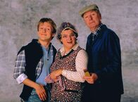 Lachgeschichten – Familie Becker: Mutter Hilde (Sabine Urig), Vater Heinz (Gerd Dudenhöffer) und Sohn Stefan (Andreas Gergen).