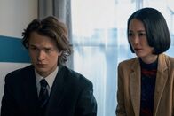 Tokyo Vice – Jake Adelstein (Ansel Elgort, l.); Eimi (Rinko Kikuchi, r.)