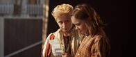 Sune vs. Sune – Sune (Elis Gerdt, li.) muss all seine List einsetzen, um Sophie (Lily Wahlsteen) davon abzuhalten, sich von ihm zu trennen und den anderen Sune als neuen Freund auszuwählen.