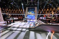 Quizduell - Olymp – Quizmasterin Esther Sedlaczek (M.) mit den Kandidat:Innen des Teams "Kulinarik": Christian Rach (l.) und Cornelia Poletto (2.v.l.) und dem Quiz-Team Marie-Louise Finck (3.v.r.), Eckard Freise (2.v.r.) und Thorsten Zirkel (r.).