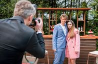 Sturm der Liebe – Valentina (Aylin Ravanyar, r.) hält den flirtenden Otto (Maurice Lattke, M. mit Sven Waasner, l.) trotz Werners Worten auf Abstand.