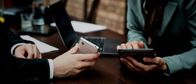 Hightech Revolution - Sternstunden der Technik – Auch bei Geschäftsmeetings ist die Nutzung des Smartphones allgegenwärtig.