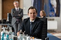 Bad Banks – Der neue, dynamische Finanzminister Alexander Schunk (Trystan Pütter) will neue Regeln für Banker aufstellen.