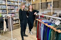 Re: – Nina Krake (li.) und Tabea Borner (re.) hauchen mit ihrem Label ForSchur ausrangierten Wollpullis neues Leben ein. So entstehen aus Pullovern, die sonst auf dem Müll landen, neue Kleidungsstücke.