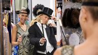 TickTack - Zeitreise mit Lisa & Lena – Sitzt! Lisa und Lena bei der Anprobe im Kostümfundus