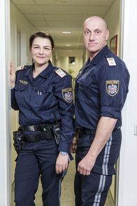 Wachzimmer Ottakring – Egal ob es um Drogen oder Einbruch geht, Kontrollinspektorin Karin (l.) und Abteilungsinspektor Christian (r.) sorgen im 16. Wiener Gemeindebezirk für Recht und Ordnung ...