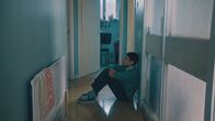 Joe All Alone – Joe (Daniel Frogson) weiß nicht mehr weiter. Er ist jetzt mehr als eine Woche allein und seine Mutter kommt einfach nicht wieder. Soll er sich in seiner Not jemandem anvertrauen?